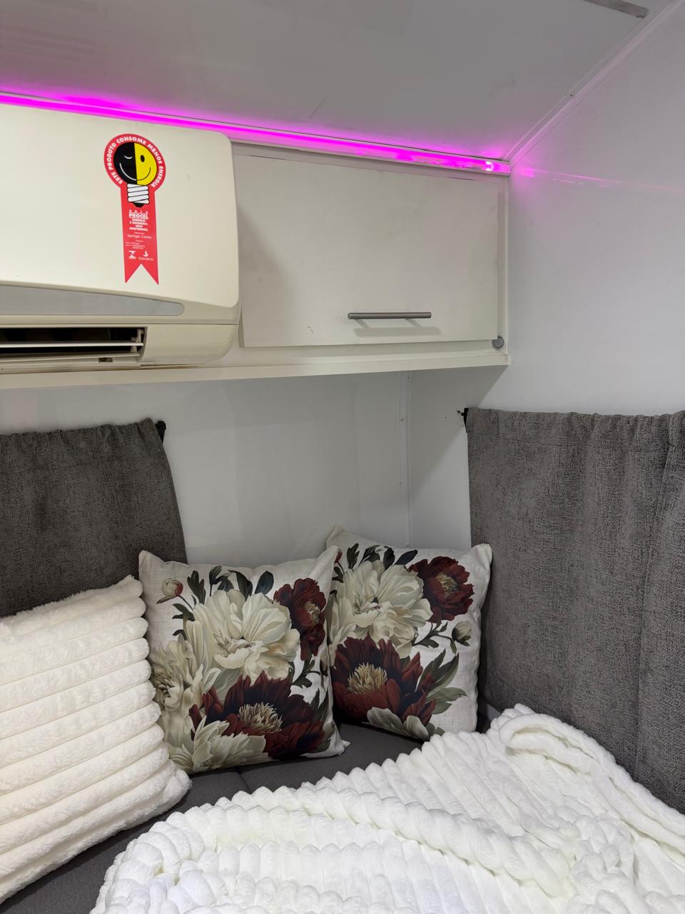 Casa rodante con baño privado y dormitorio completo